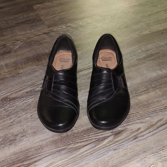 Clarks black slip on shoes Sz 8 - Picture 2 of 9